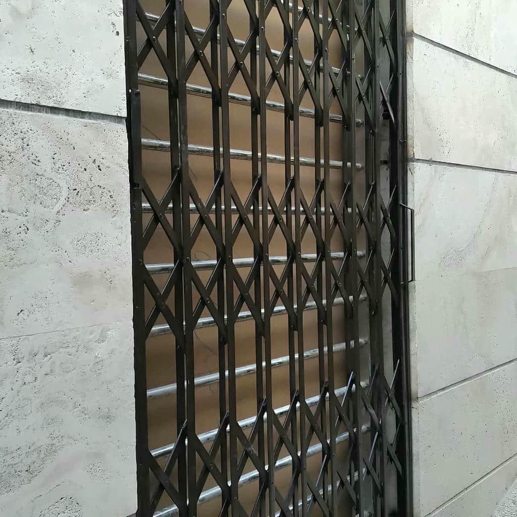 درب آکاردئونی آپارتمان نصب شده در فضای ورودی مسکونی