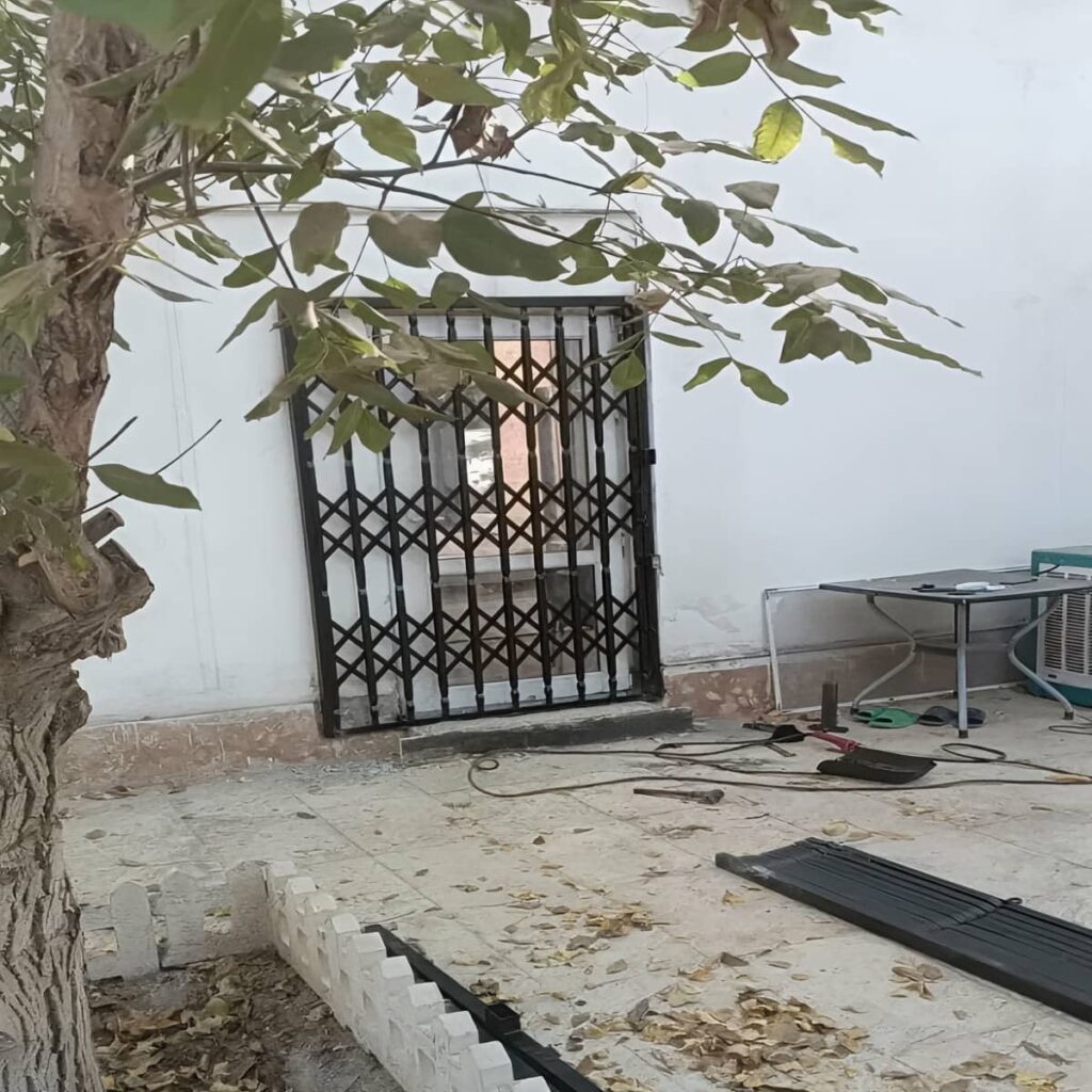 حفاظ کشویی فلزی با طراحی منظم برای ورودی مجتمع