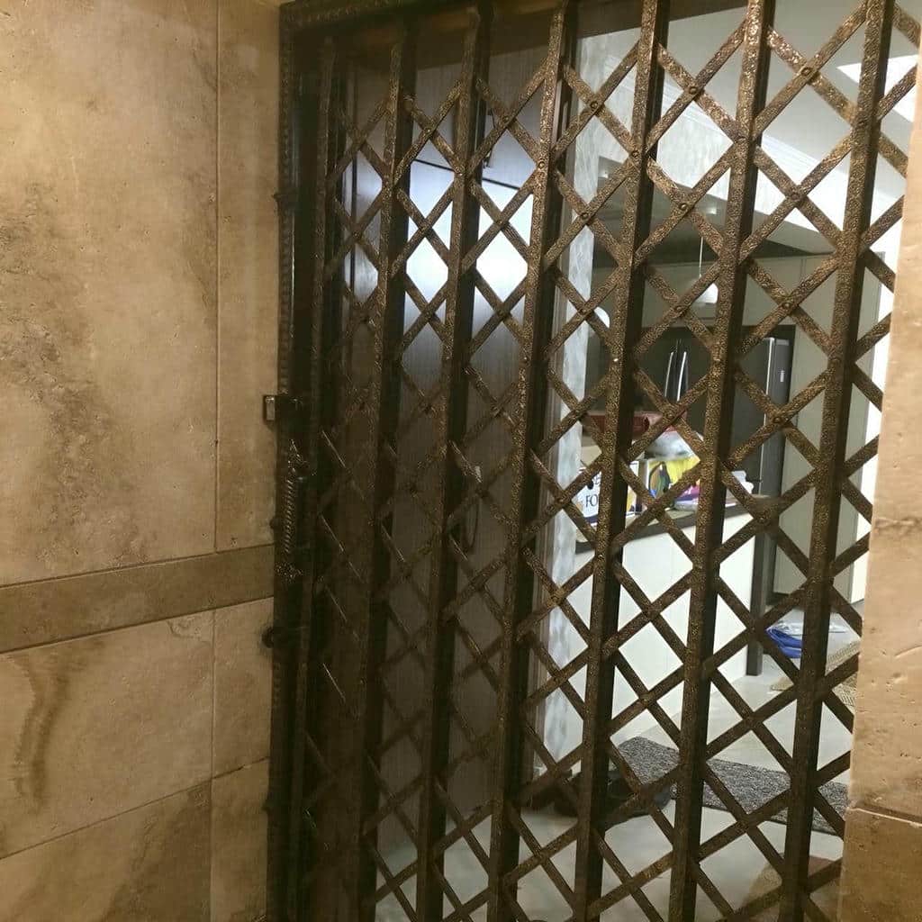 حفاظ درب ورودی با پوشش مقاوم