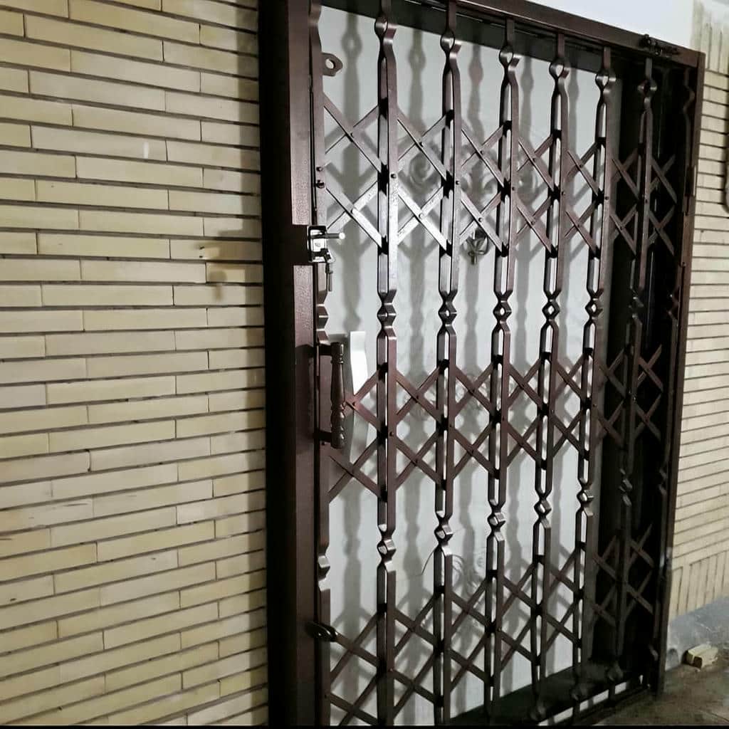 درب آکاردئونی ویلا با ساختار فلزی مقاوم و طراحی کشویی