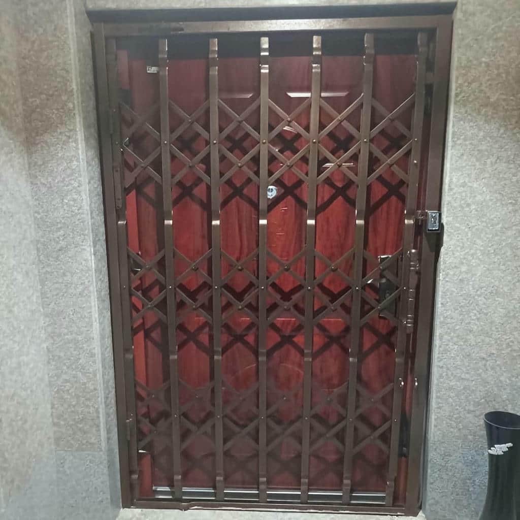 حفاظ پشت درب آپارتمان با جوشکاری تمیز