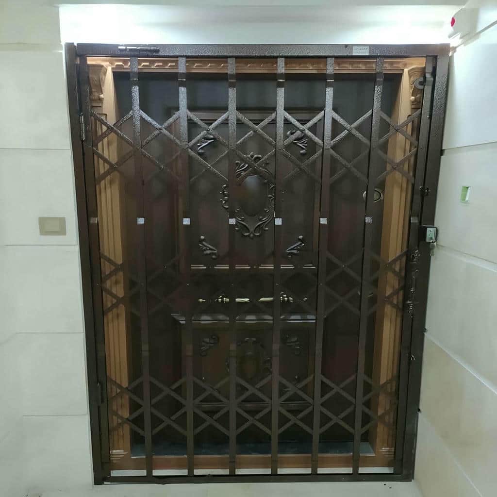 نرده آکاردئونی با ساختار فلزی و طراحی منظم