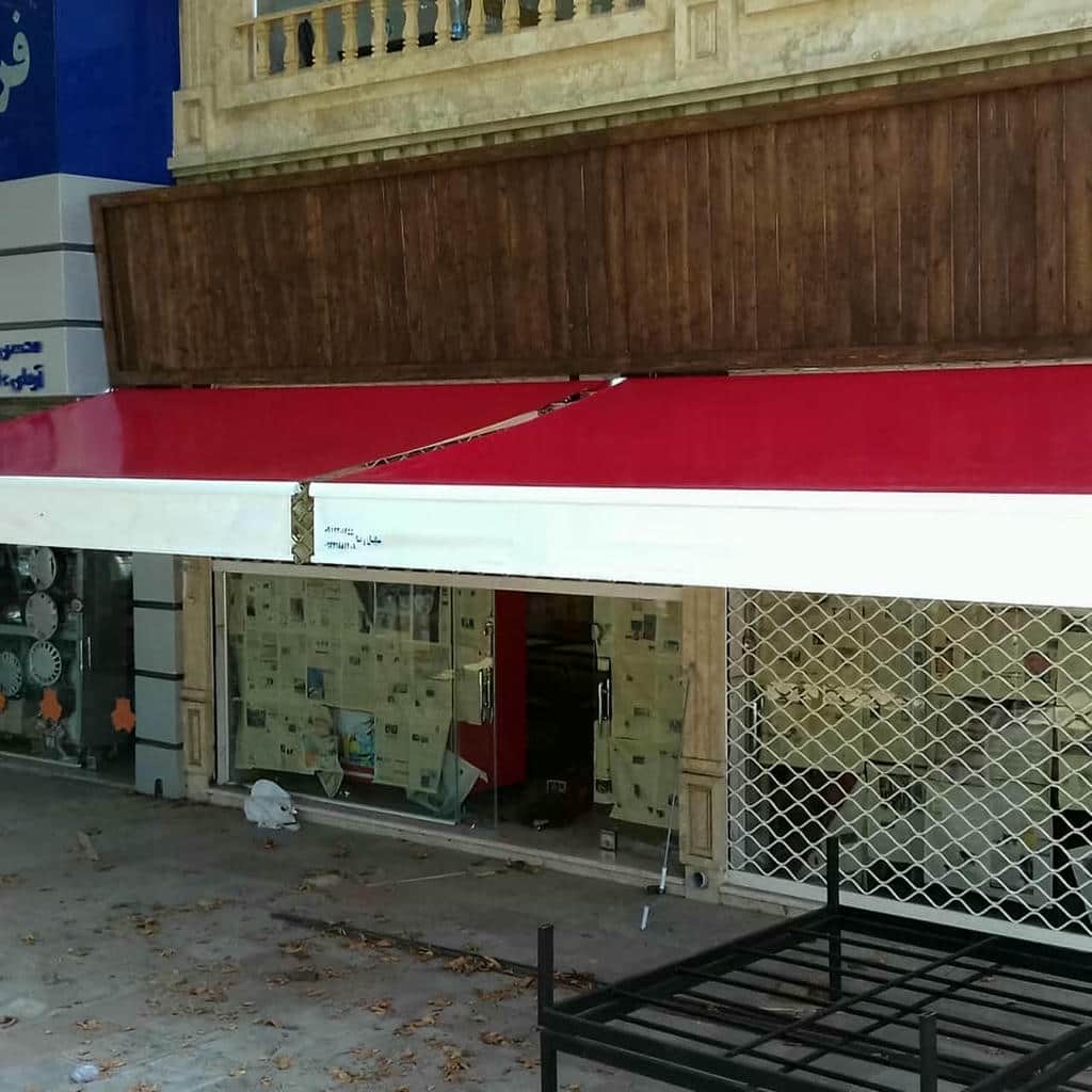 سایبان اتوماتیک تاشو با سازه جمع شونده در محوطه باغ