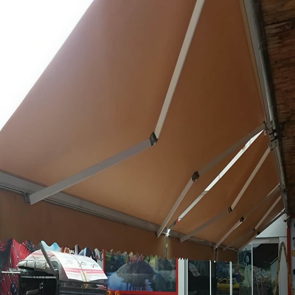 سایبان بازویی نصب شده در فضای تراس مسکونی