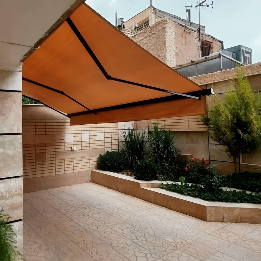 سایبان برقی نصب شده روی نمای خانه با بازوهای جمع شونده سایبان برقی نصب شده روی نمای خانه با بازوهای جمع شونده