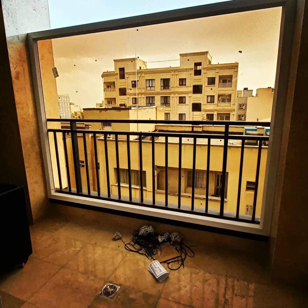 نرده پله آپارتمان فلزی داخل ساختمان