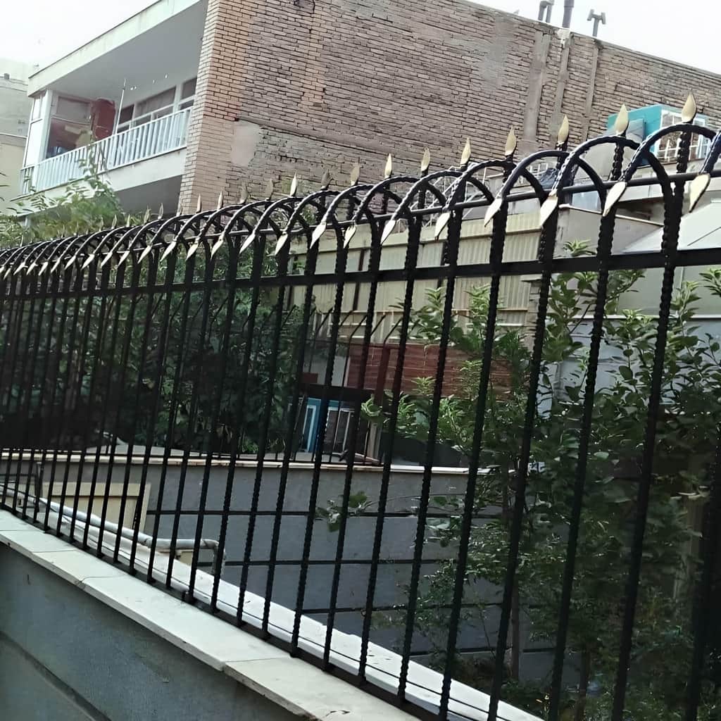 نرده روی دیوار در اجرای تخصصی پروژه