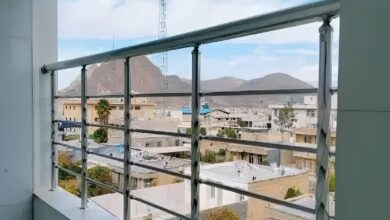 نرده چوبی راه پله با رنگ طبیعی چوب