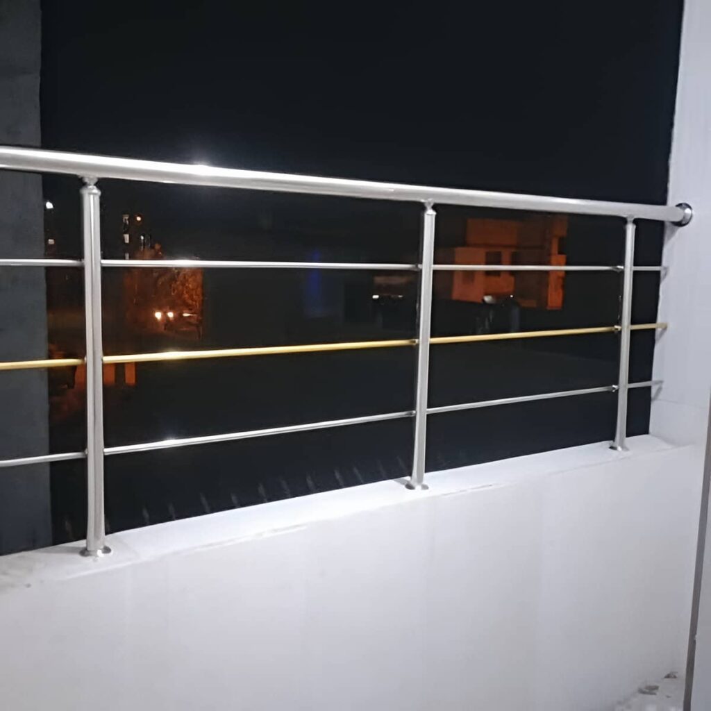 نرده راه پله استیل با ظاهر مدرن آپارتمان