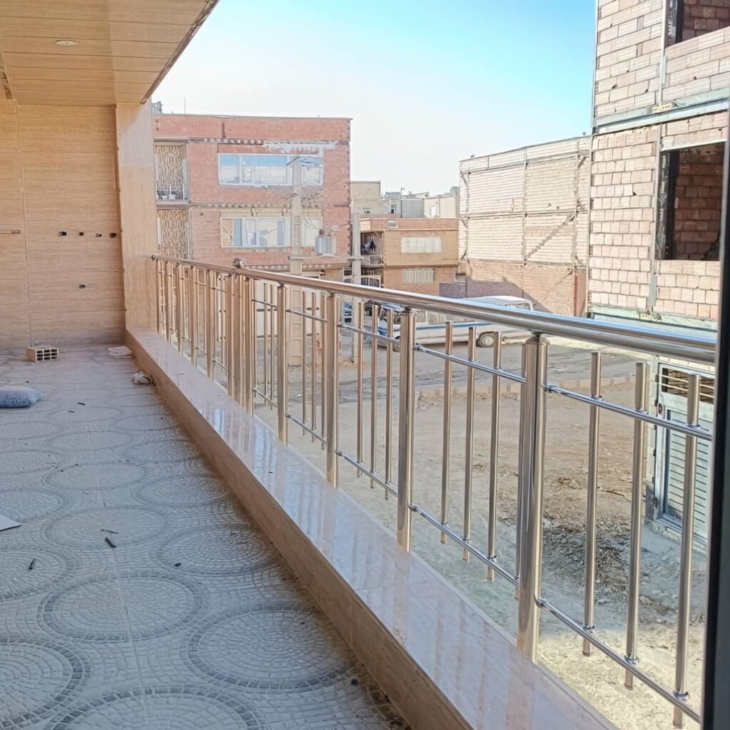 حفاظ بالکن فلزی با طراحی هماهنگ ویلا