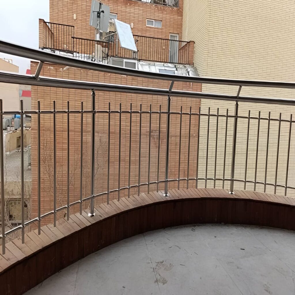 نرده پله مقاوم در برابر باد و باران