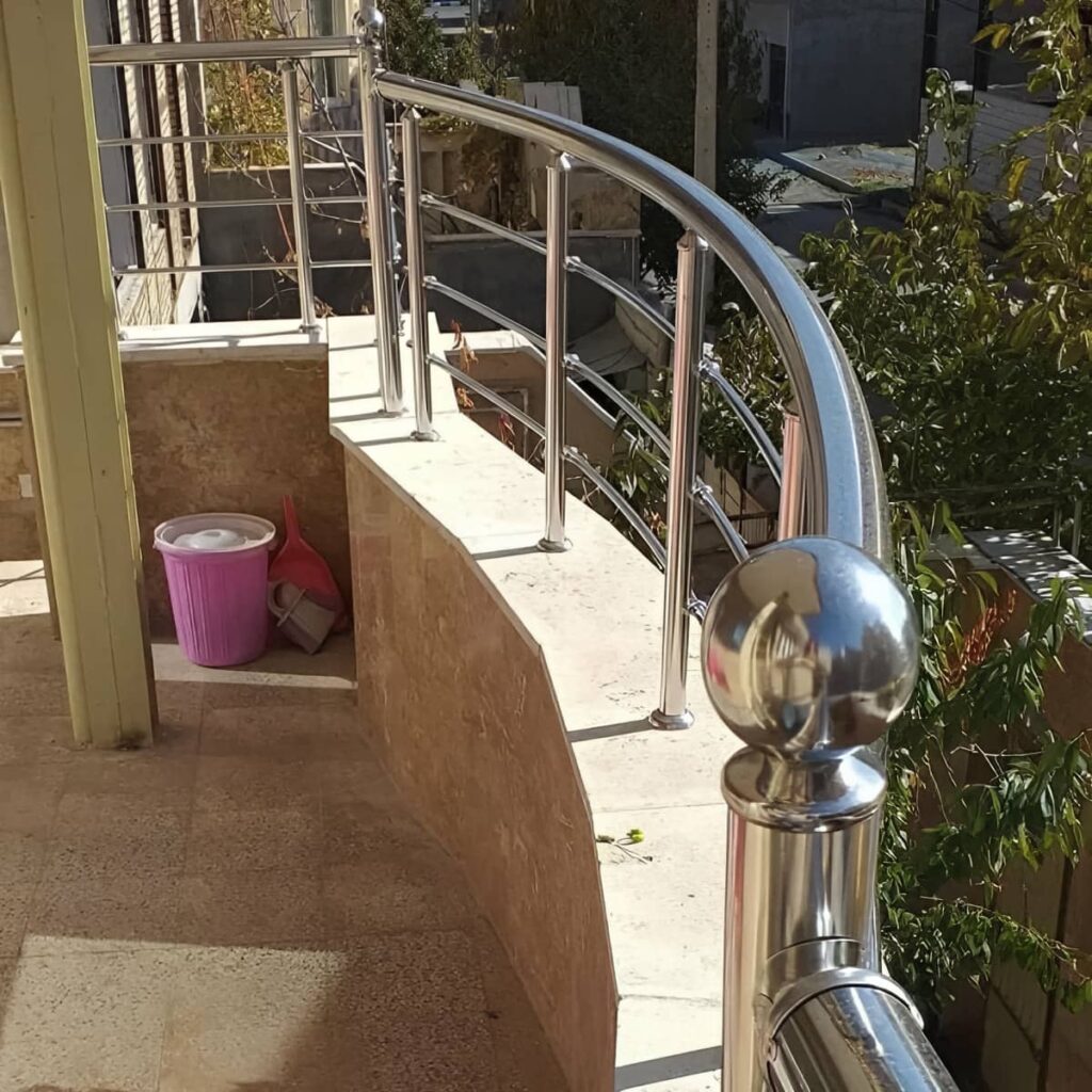 نرده تراس مدرن برای آپارتمان مسکونی
