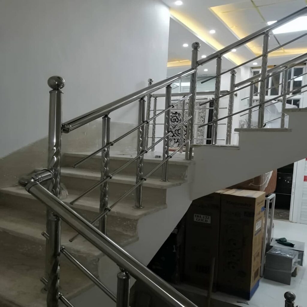 نرده استیل بالکن با جزئیات فلزی