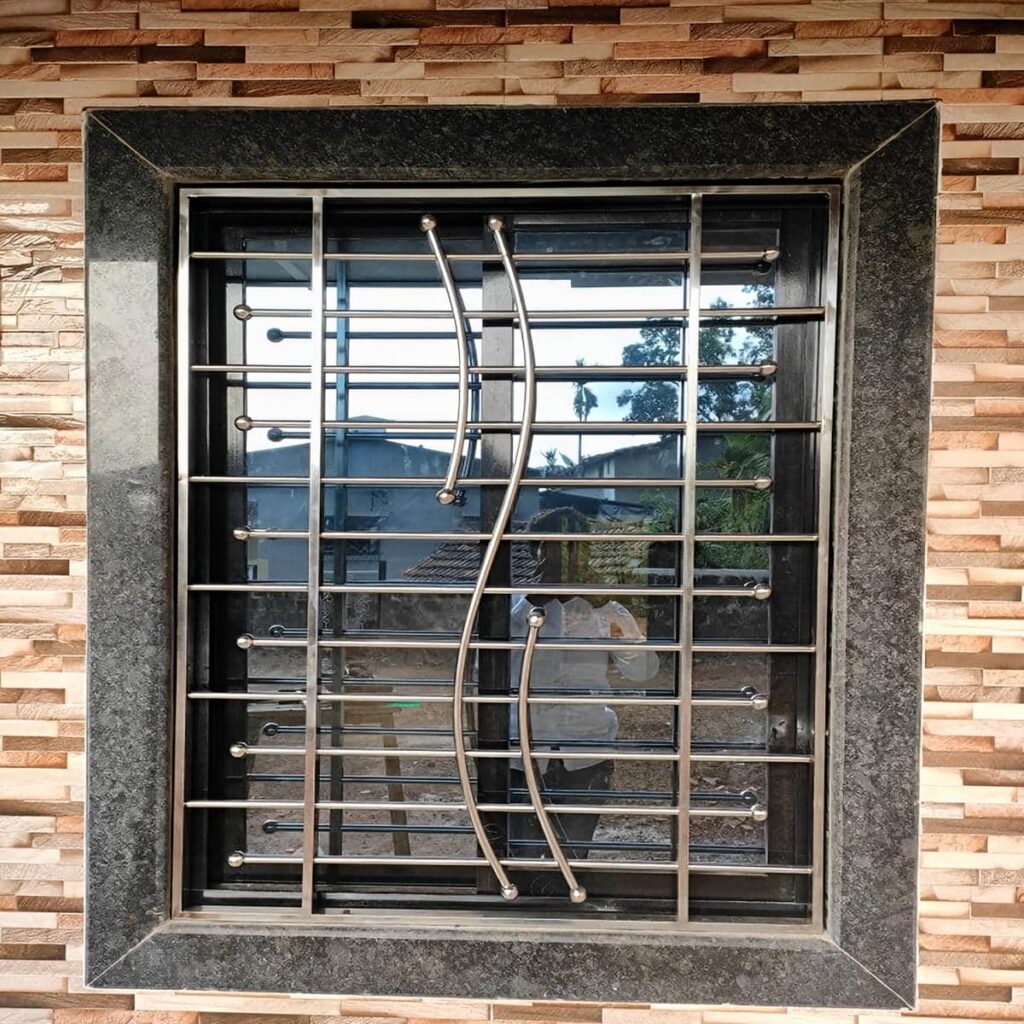 نرده پنجره فرفورژه با طراحی تزئینی باغ