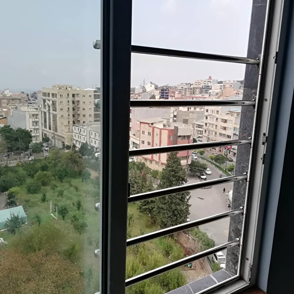 حفاظ پنجره آهنی با طراحی ساده ساختمان مسکونی