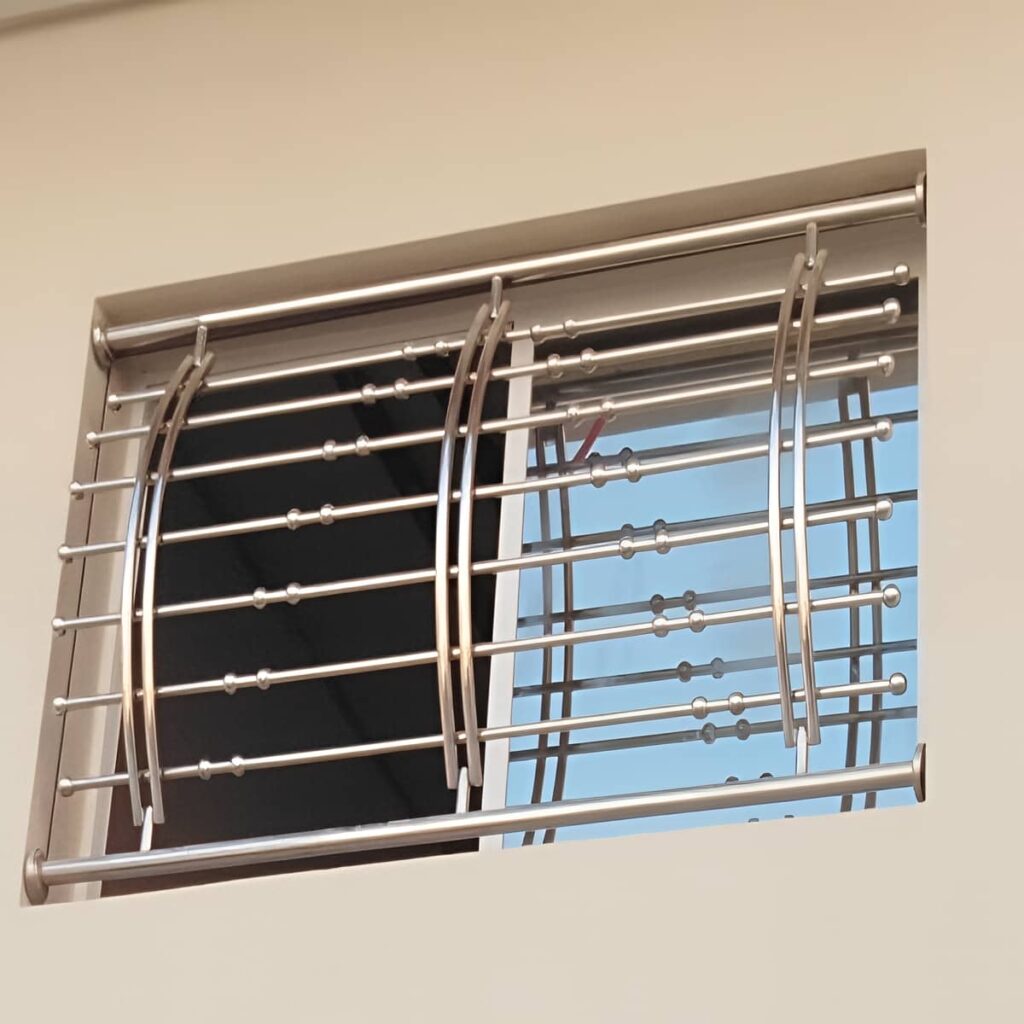 حفاظ پنجره مدرن با طراحی ساده فلزی