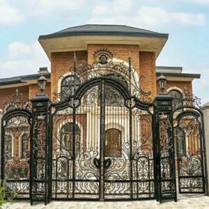 درب گلنرده دار فلزی با طراحی ورودی ساختمان