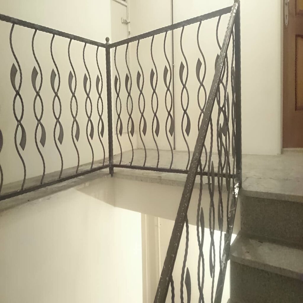 نرده بالکن آپارتمان با طراحی منحنی