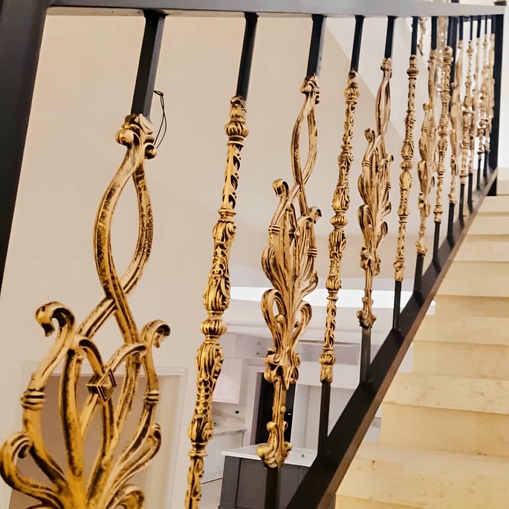 نرده بالکن آپارتمان فرفورژه با نمای کلاسیک