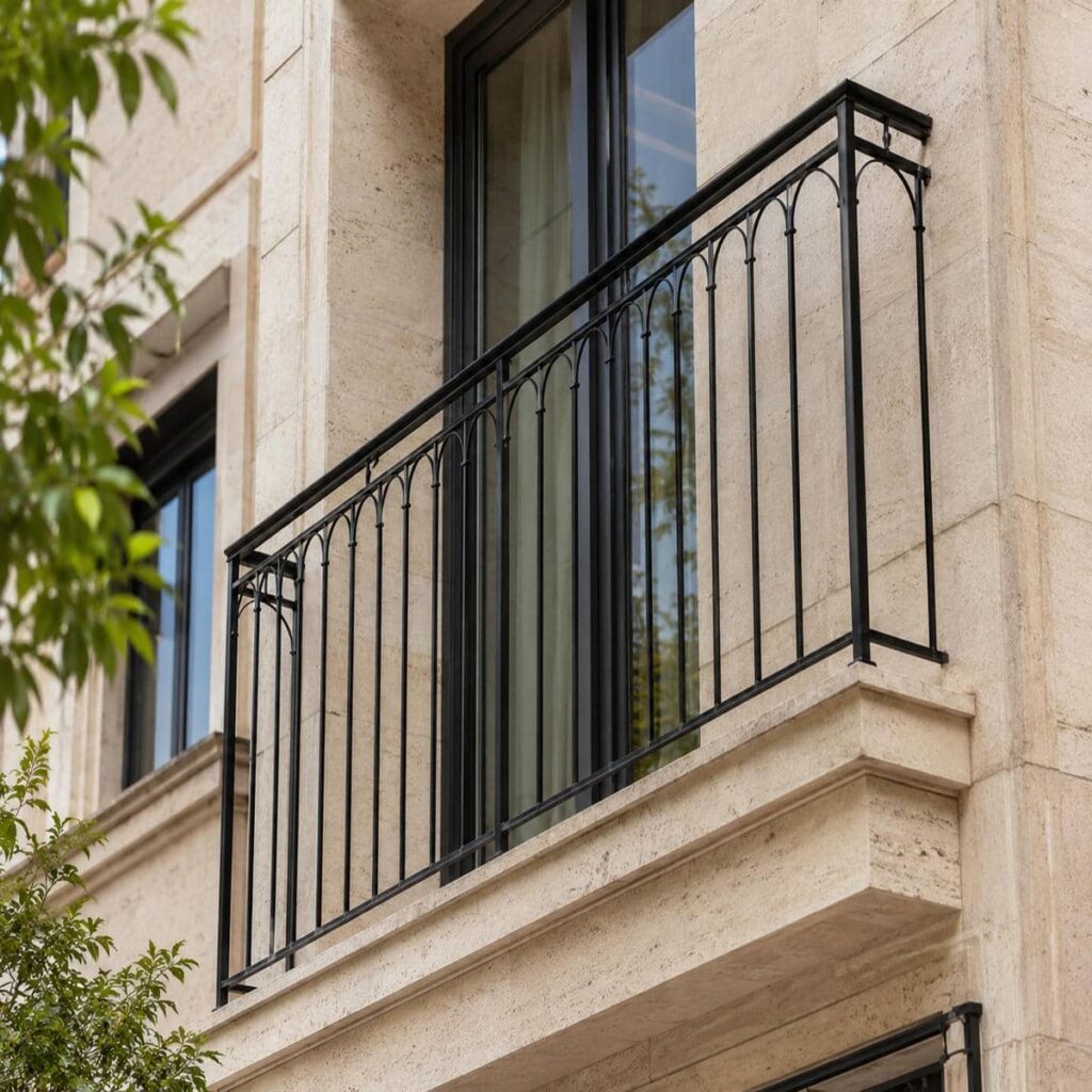 نرده کلاسیک بالکن با جزئیات فلزی
