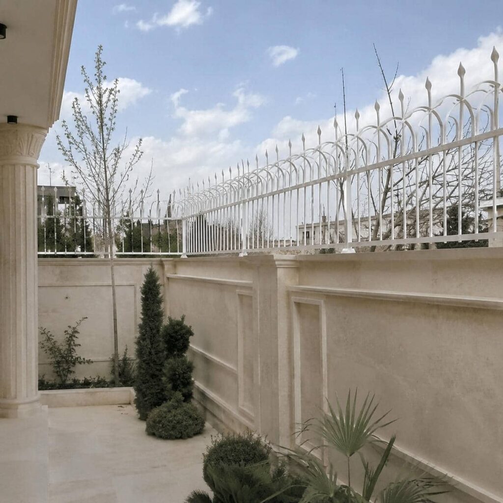 حفاظ سرنیزه ای رنگ شده دیوار