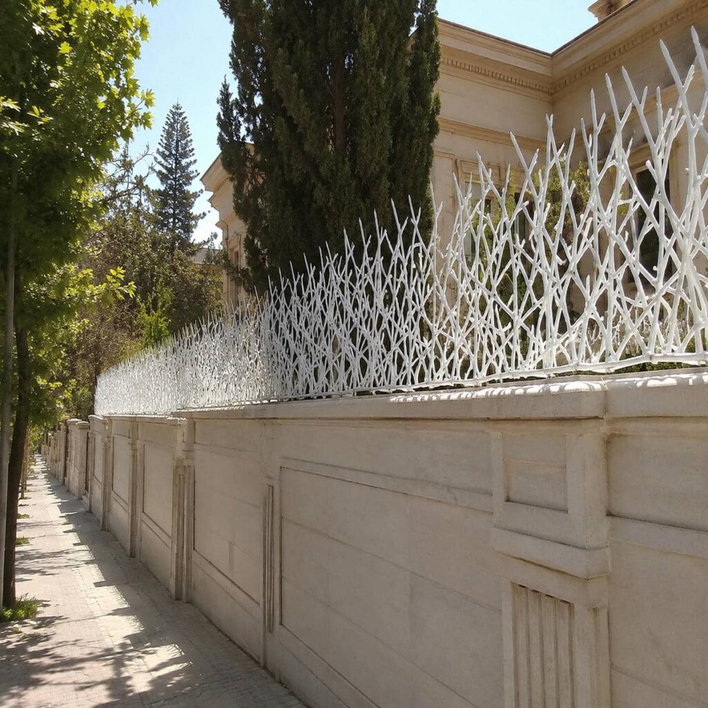 نرده دیوار حیاط با طراحی هماهنگ نما