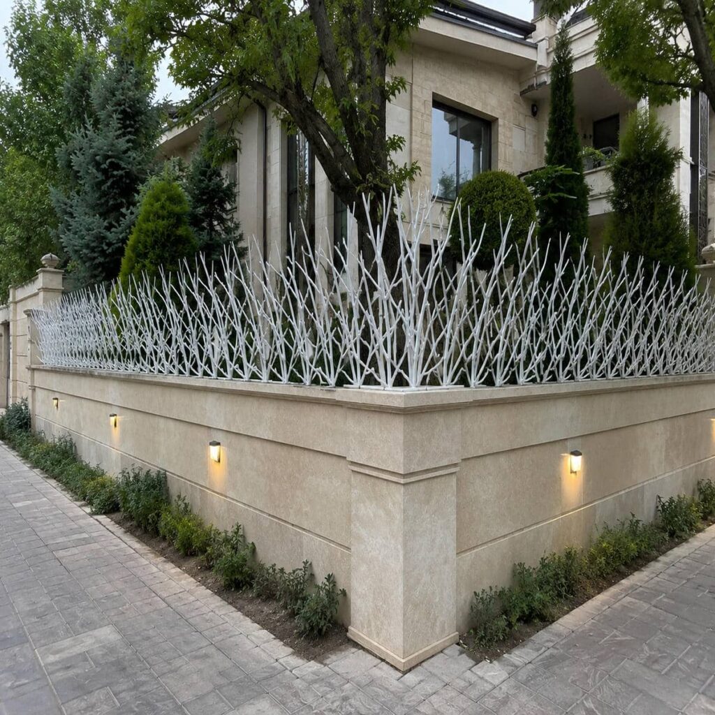 نرده روی دیوار فلزی برای نمای کلاسیک