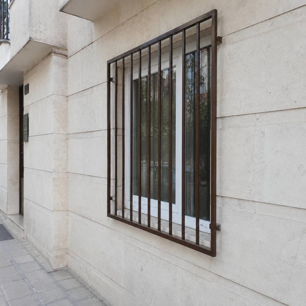 حفاظ پنجره فرفورژه با جزئیات تزئینی