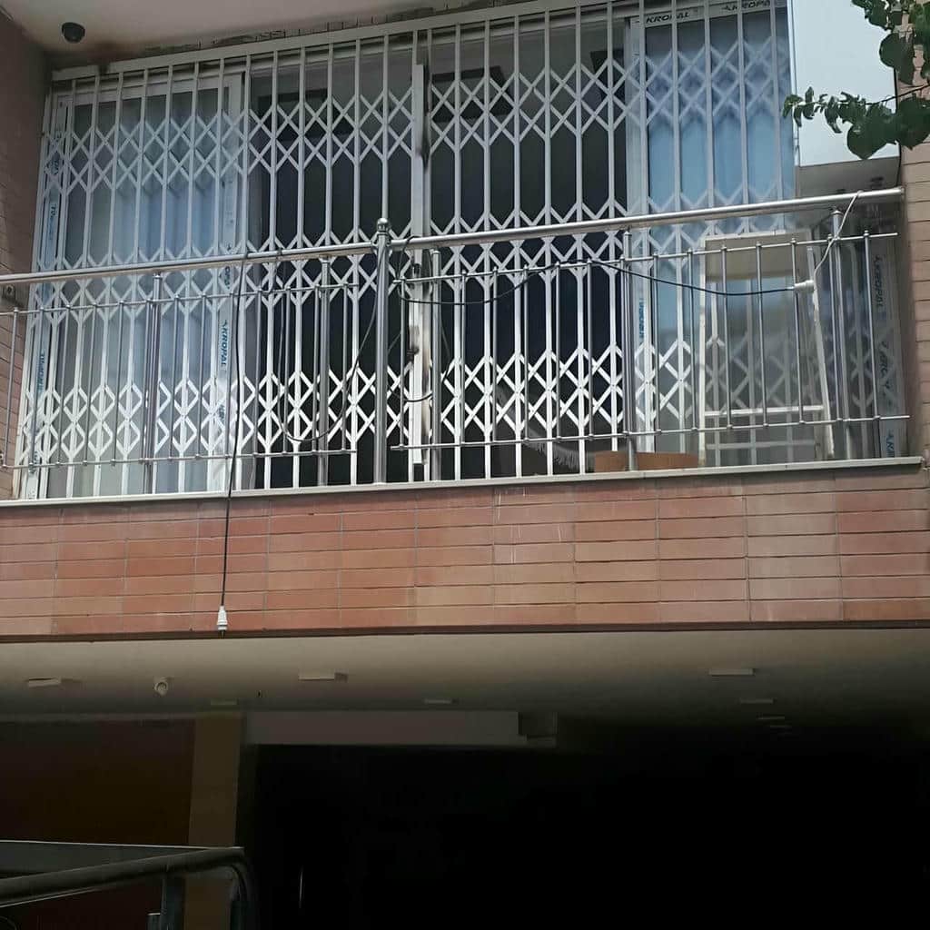 حفاظ پنجره فرفورژه متحرک کلاسیک حفاظ پنجره فرفورژه متحرک کلاسیک