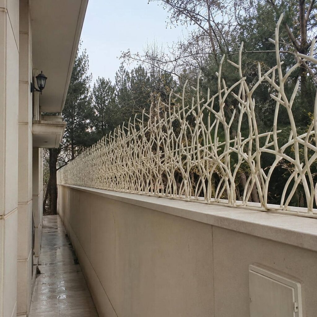 حفاظ آهنی دیوار در نمای بیرونی