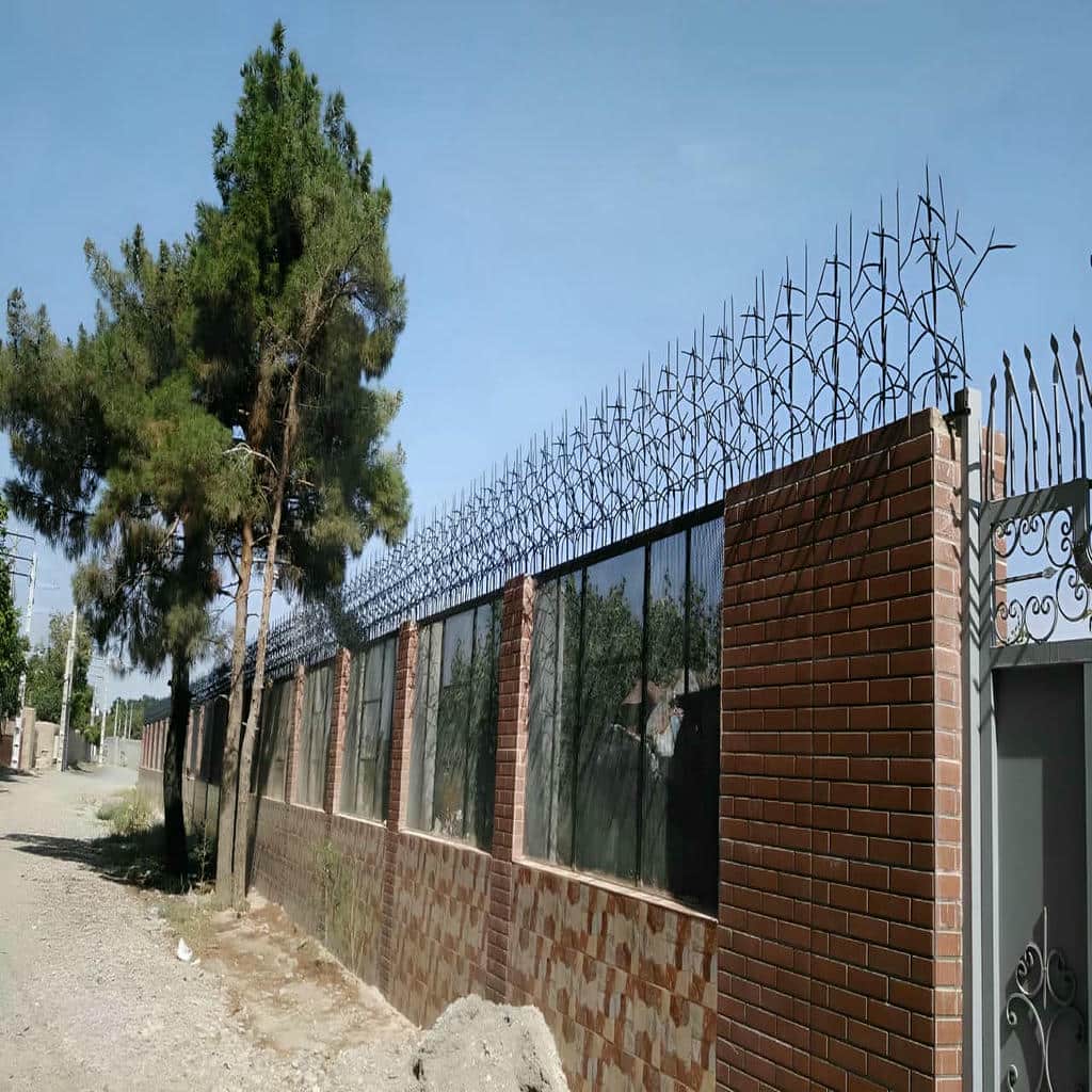 حفاظ دیوار قزوین کنار نمای سنگی