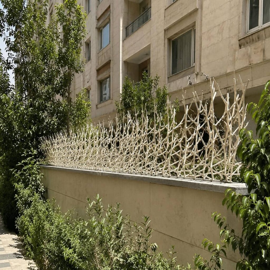 حفاظ روی دیوار فلزی با پوشش رنگی