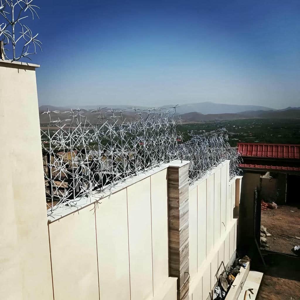 حفاظ سرنیزه ای فلزی کنار دیوار
