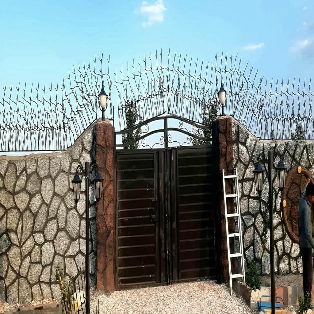 حفاظ شاخ گوزنی روی دیوار محوطه
