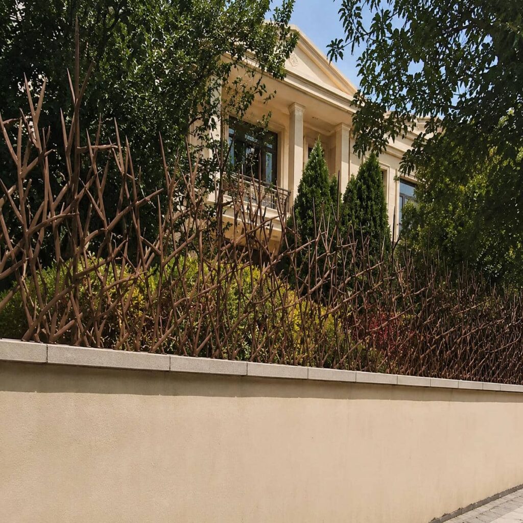 محافظ روی دیوار فلزی با پوشش رنگ