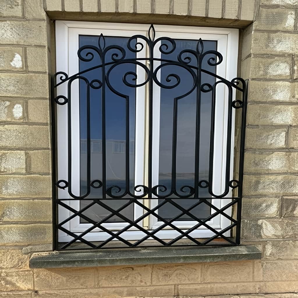 محافظ پنجره فلزی در فضای مسکونی