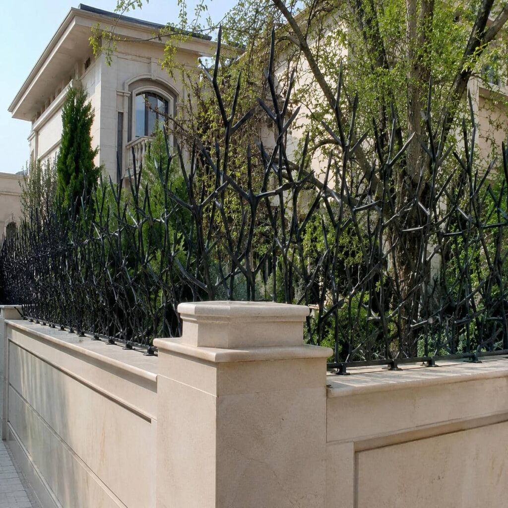 نرده حفاظ دیوار ساختمان با فرم نوک تیز