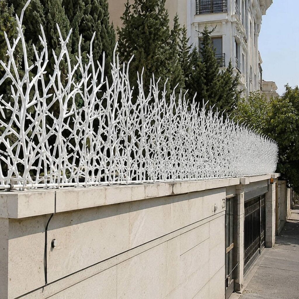نرده روی دیوار برای ویلای مسکونی