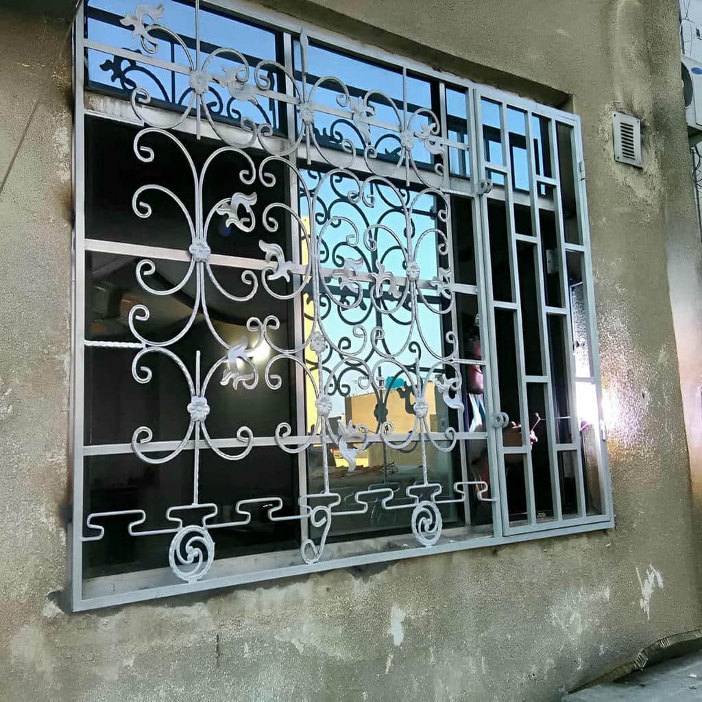 نرده پنجره فلزی با پوشش رنگی ساختمان