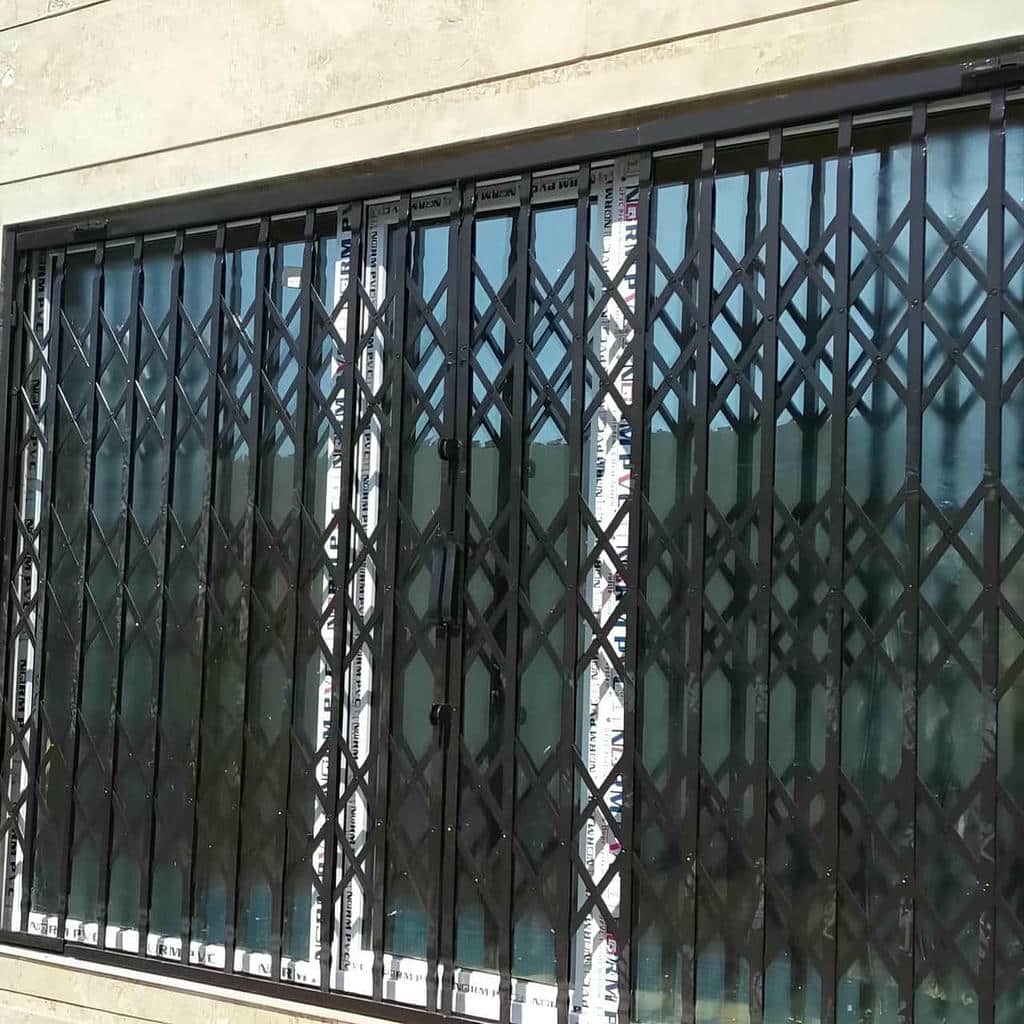 گارد آکاردئونی ورودی ساختمان رنگ شده