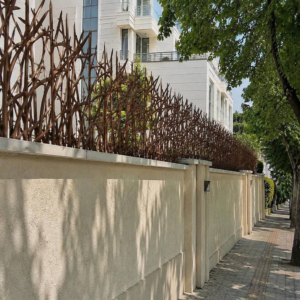 گارد روی دیوار ساختمان مسکونی