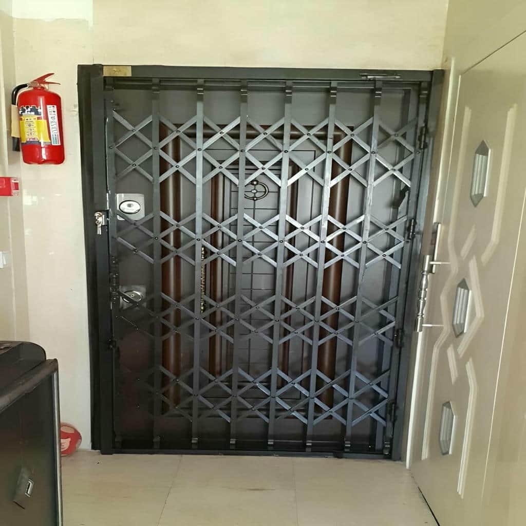 حفاظ درب آکاردئونی استان مرکزی با رنگ مشکی مرکز تخصصی حفاظ درب آکاردئونی استان مرکزی با سفارش ابعاد اختصاصی