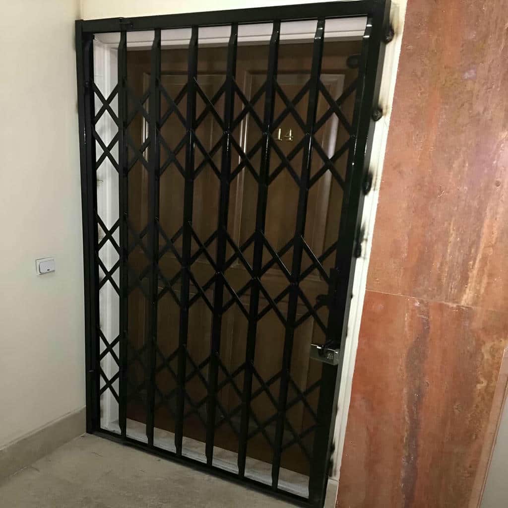حفاظ درب آکاردئونی زنجان مدل فلزی مشکی مرکز تخصصی حفاظ درب آکاردئونی در زنجان