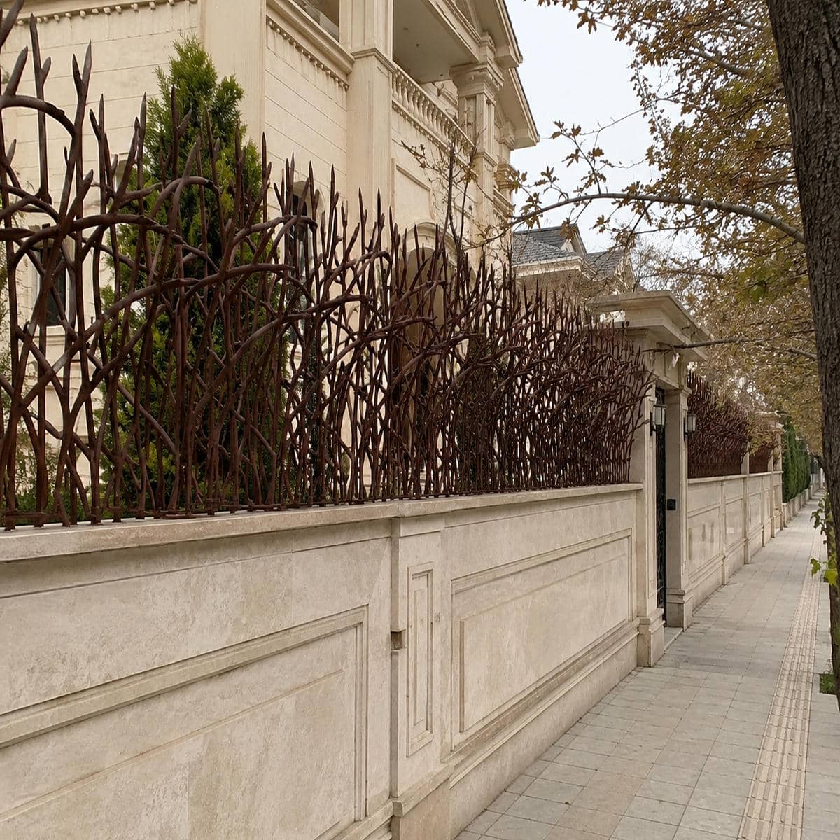 حفاظ دیوار فلزی بوشهر با طرح شاخ گوزنی مرکز فروش حفاظ دیوار در بوشهر با تمرکز بر امنیت ورودی