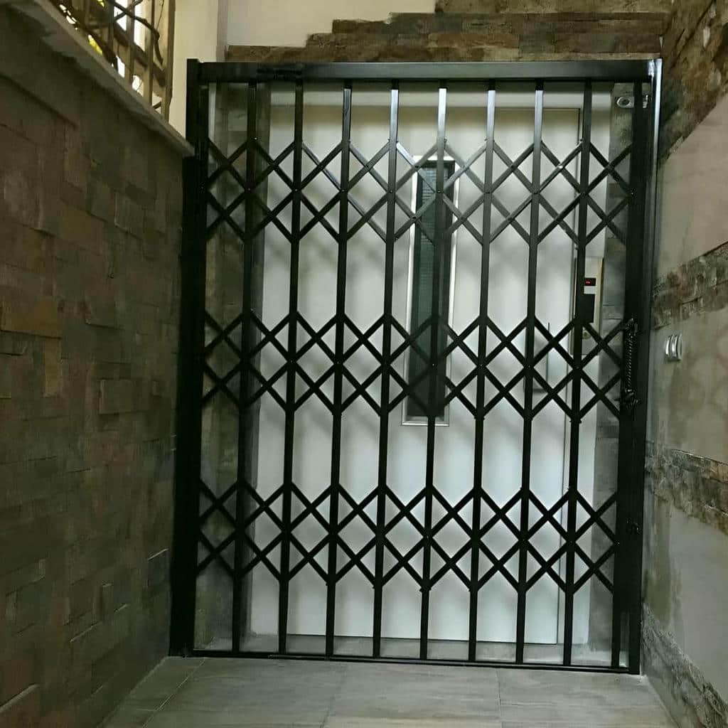 درب آکاردئونی فلزی استان هرمزگان با رنگ تیره مرکز تخصصی حفاظ درب آکاردئونی در استان هرمزگان